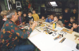 Accueille de nombreux groupes, écoles et associations dans son atelier : visite d'atelier, initiation à toutes les techniques de dessin et de peinture, démonstration à l'appui.